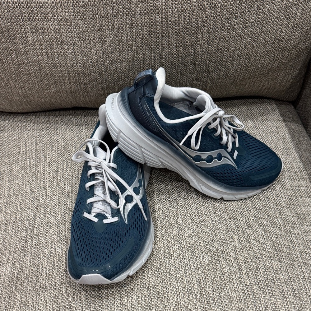 Saucony Teal and White Athletic Sneakers size 11.5‎